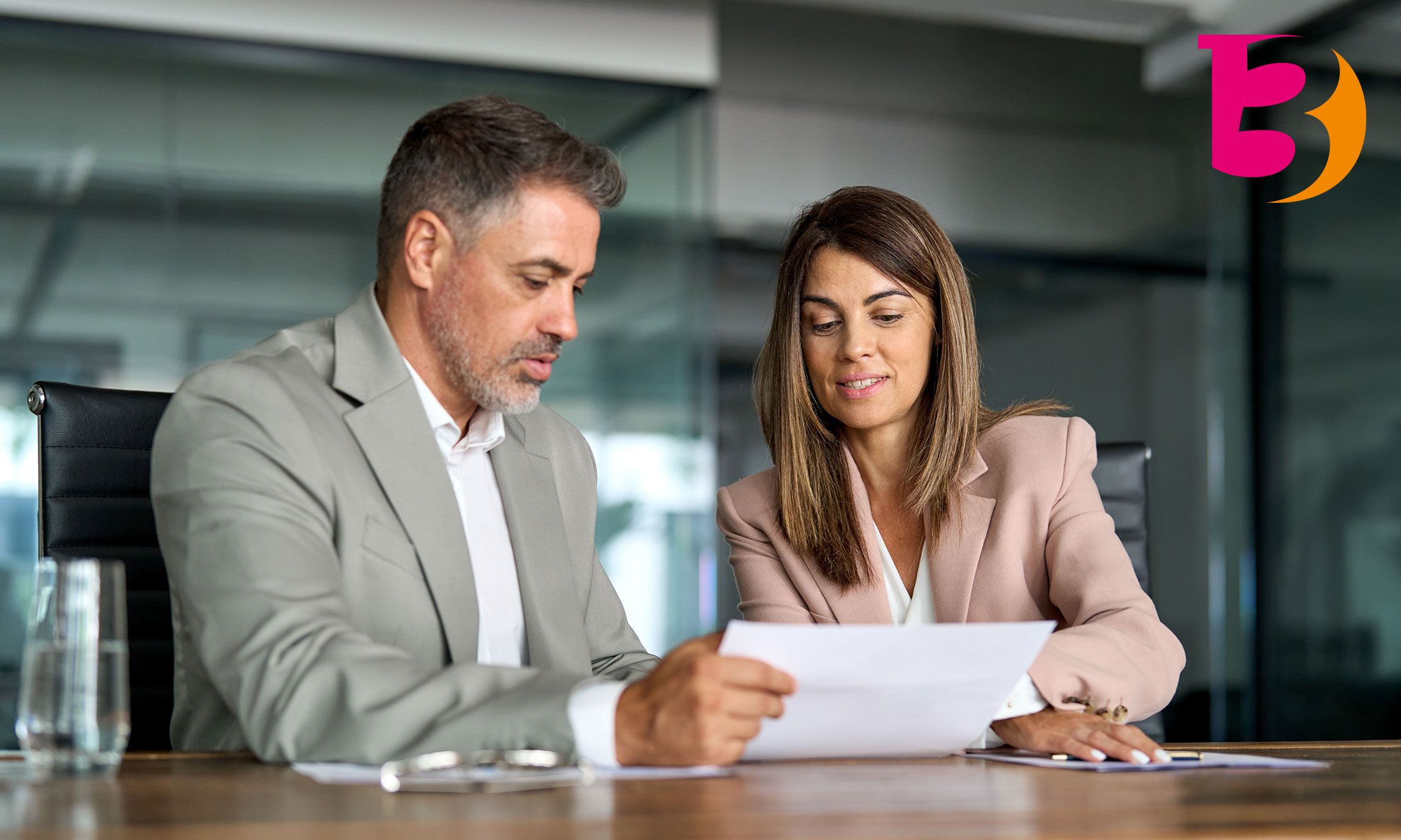 Zwei Geschäftspartner:innen kontollieren Rechnungen, um Doppelbesteuerung beim Reverse Charge Verfahren zu vermeiden